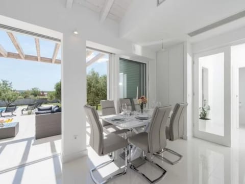 Luxurious villa Bright with pool