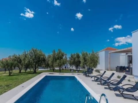 Luxurious villa Bright with pool