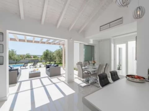 Luxurious villa Bright with pool
