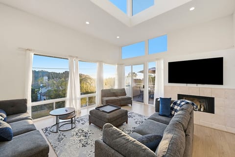 Living and Dining Room with High Ceiling and Panoramic Views of Ocean, Lagoon and Mountains
