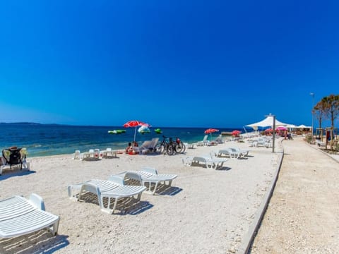Perojka, 1 km vom Strand entfernt