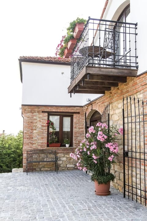auf zwei Etagen, mit Garten und überdachtem Grillplatz