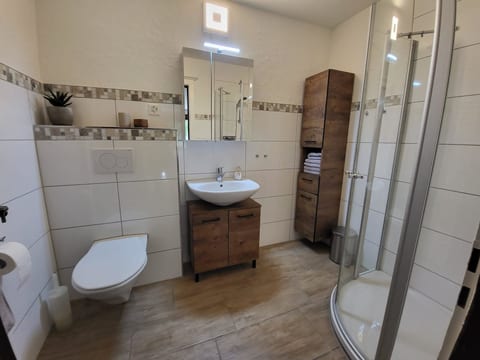 Hus Radaz EG Appartement/Fewo, Dusche oder Bad, WC 2½-Zimmerwohnung