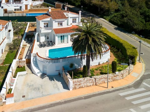 Strandnahe Villa German mit großer Poolterrasse