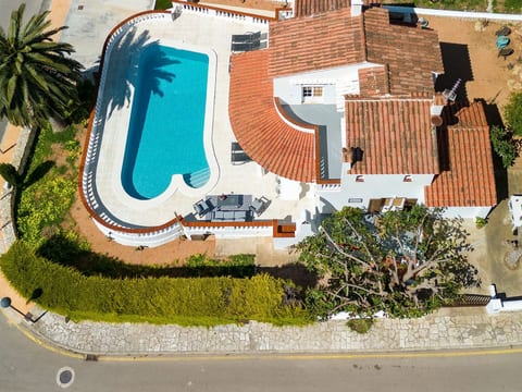 Strandnahe Villa German mit großer Poolterrasse