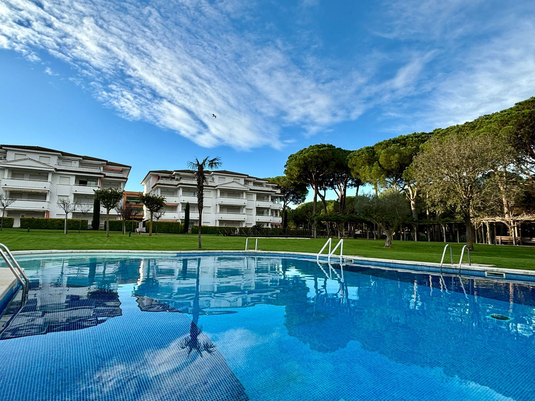 Moderne Ferienwohnung mit Pool und Garten