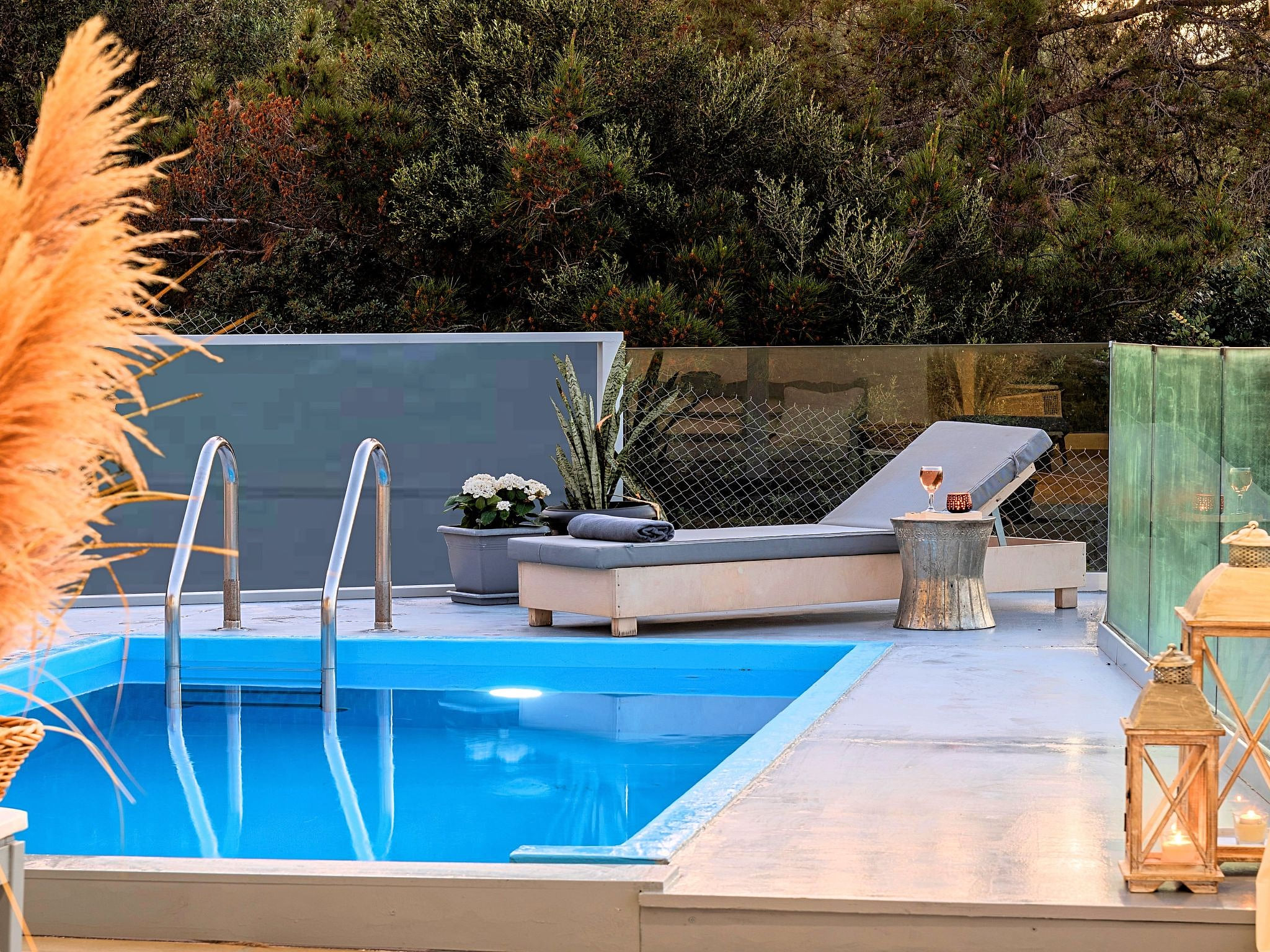 Olivengrüne Villa mit privatem beheiztem Pool