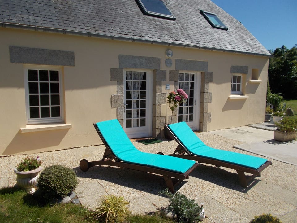 Bretonisches Ferienhaus in Meeresnähe mit Garten - Plonéour-Lanvern