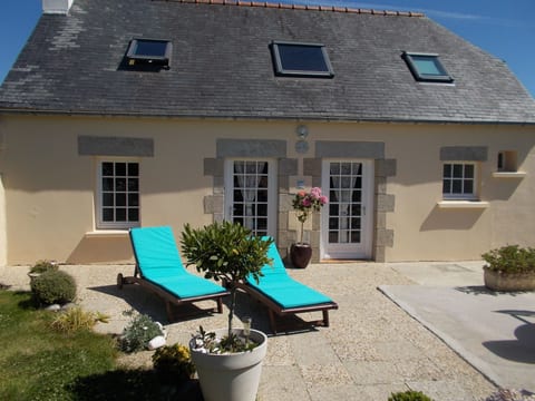 Bretonisches Ferienhaus in Meeresnähe mit Garten