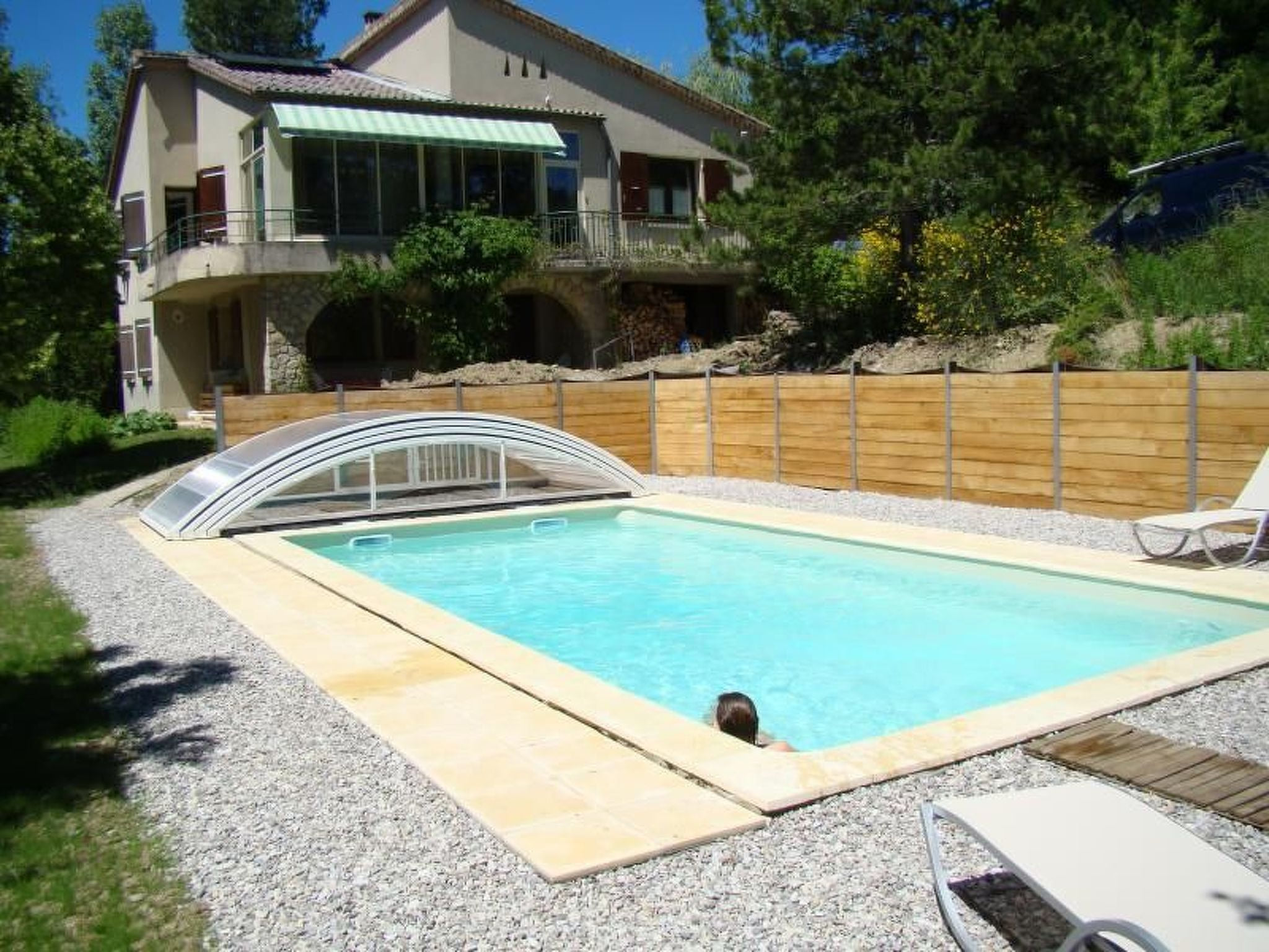 mit Gemeinschaftspool im Diois