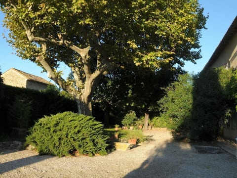 Bauernhaus mit Garten und Pool mit Bergblick