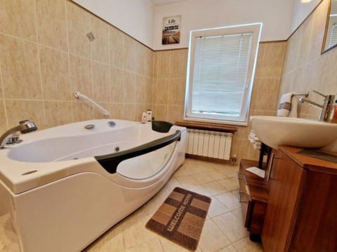 Geräumiges Ferienhaus mit kleinem Garten, nur fünf Gehminuten vom bekannten Bas