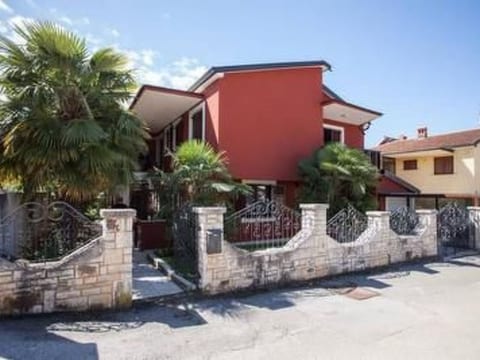 Große Ferienwohnung in Novigrad mit Schönem Garten