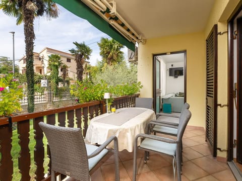 mit Terrasse