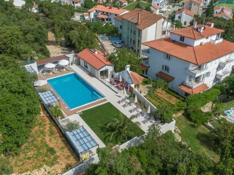 Wohnung in Pjescana Uvala mit Großer Terrasse