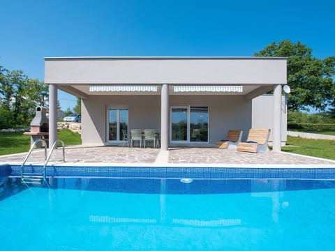 mit eigenem Pool