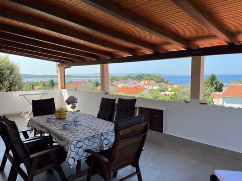 mit Terrasse