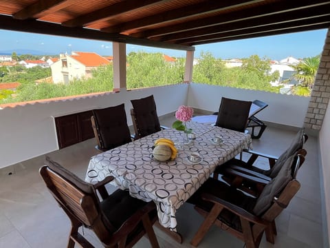 mit Terrasse