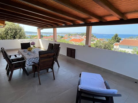mit Terrasse