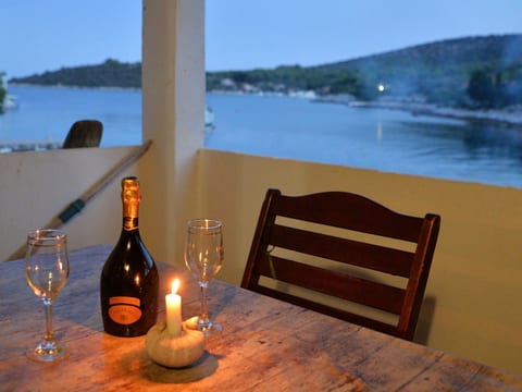 Steinhaus am Meer mit überdachter Terrasse als p
