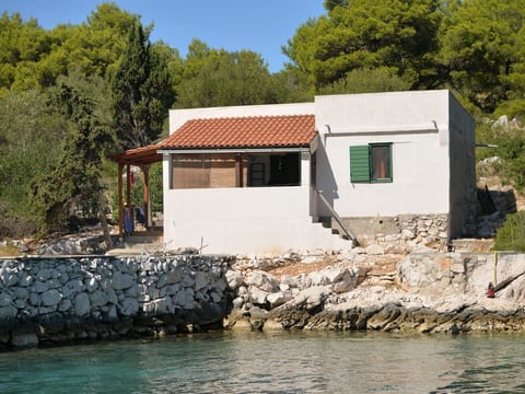 Steinhaus am Meer mit überdachter Terrasse als p