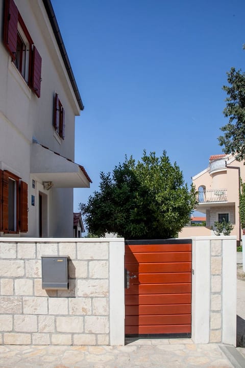 Haus in Mravince mit Whirlpool und Garten