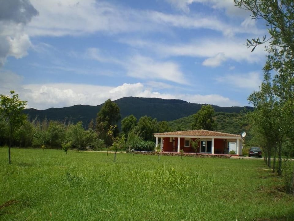 Modernes Ferien-Landhaus - Agrustos