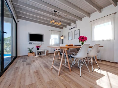 Vollständig freistehende Designervilla mit Infinity-Pool