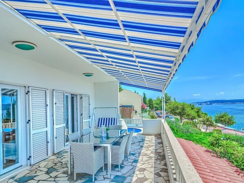 mit Terrasse, Pool und Strandzugang