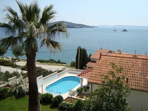 mit Terrasse, Pool und Strandzugang