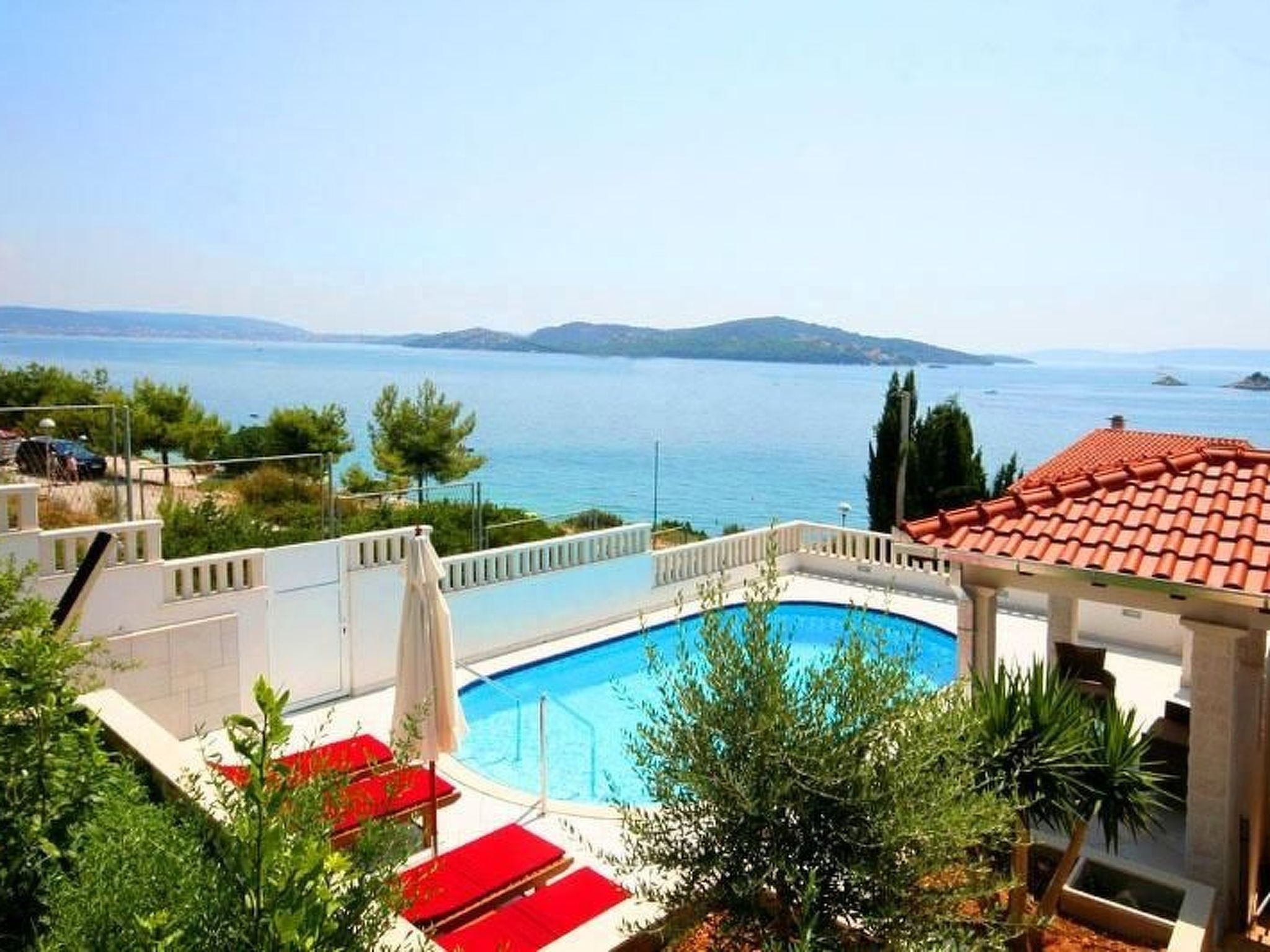 mit Terrasse, Pool und Strandzugang
