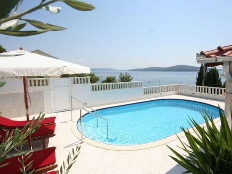 mit Terrasse, Pool und Strandzugang