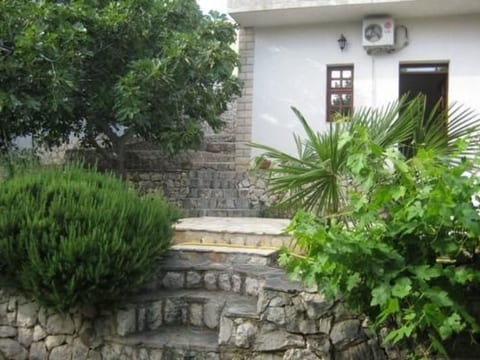 mit riesigem Garten