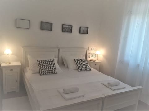 Modernes Apartment mit großer Terrasse und Grill