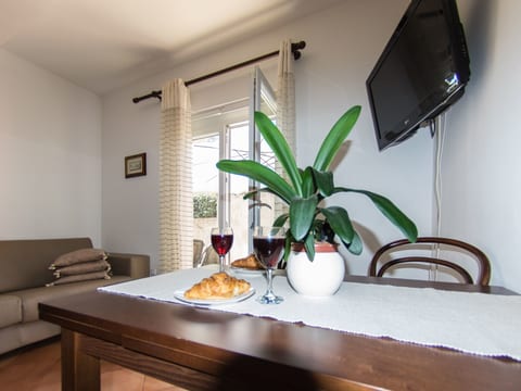 Modernes Apartment mit großer Terrasse und Grill