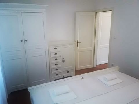 Modernes Apartment mit großer Terrasse und Grill