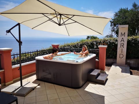 Großzügiges, modernes Apartment mit Terrasse und Meerblick