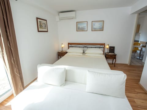 Wohnung in Duće mit Großem Balkon