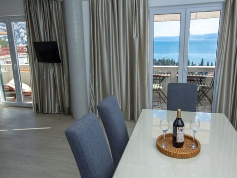 Nette Wohnung in Duće mit Großer Terrasse