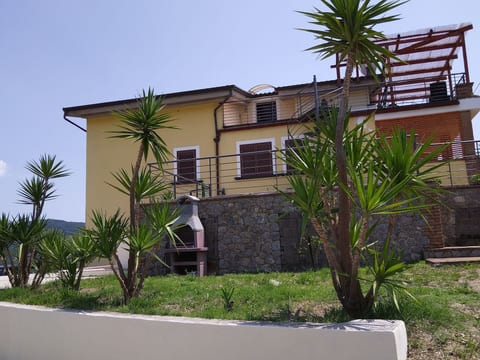 Appartement in Caprioli mit Garten, Terrasse und Grill