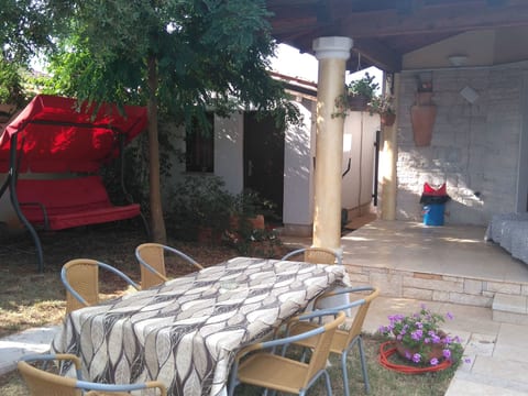 Steinhaus mit Pool im Natur