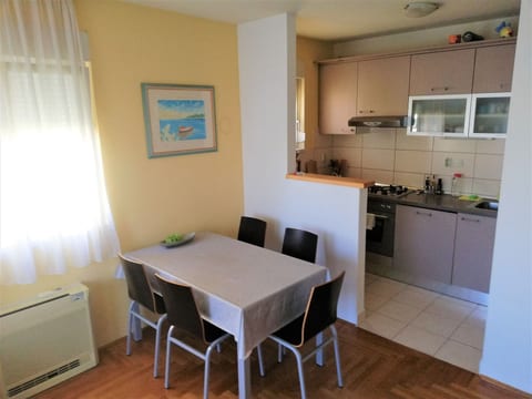 Zentrale Ferienwohnung mit überdachtem Balkon