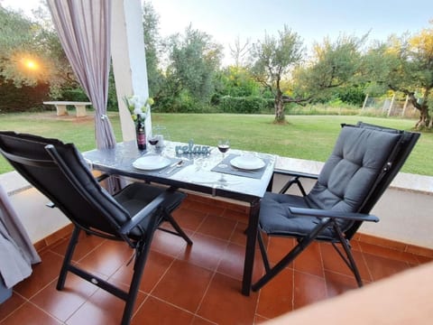 Renovierte Wohnung in Zambratija mit Großem Garten