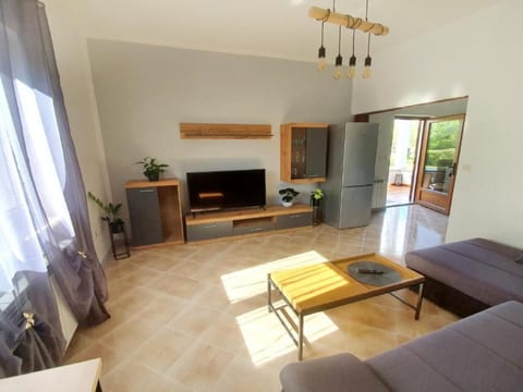 Renovierte Wohnung in Zambratija mit Großem Garten