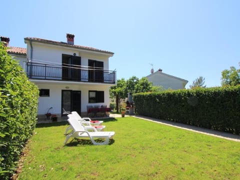 Pinia in Strandnähe mit Garten