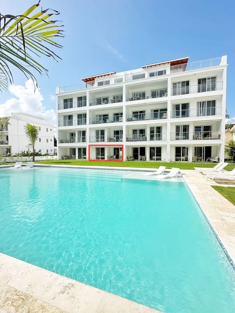 Modern Poolside Apt: Steps to Ocean C3