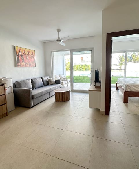 Modern Poolside Apt: Steps to Ocean C3