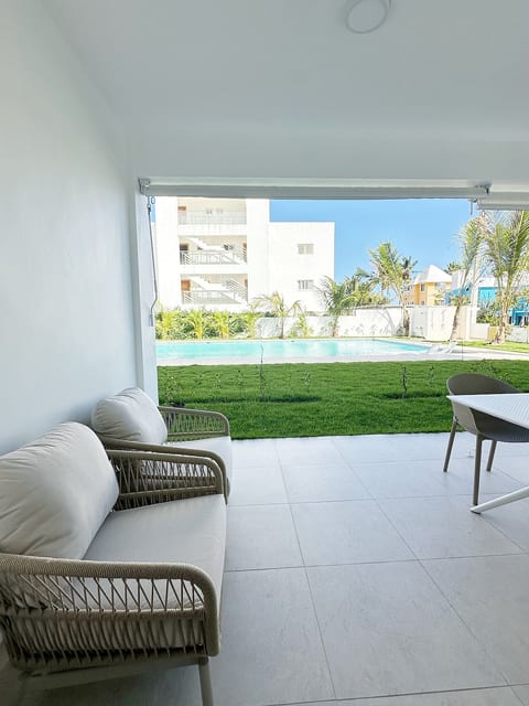 Modern Poolside Apt: Steps to Ocean C3