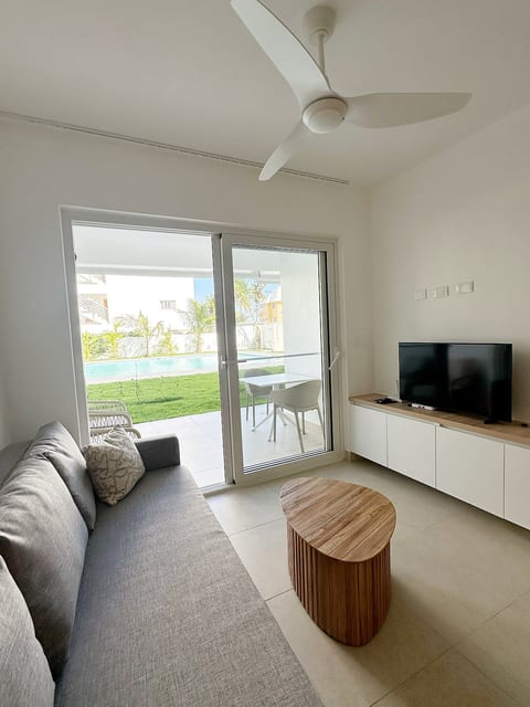 Modern Poolside Apt: Steps to Ocean C3