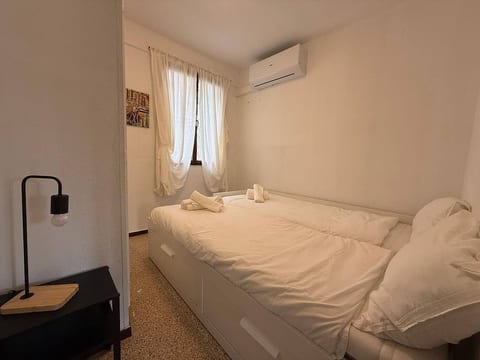 Apartment with fireplace and terrace by the San Juan reservoir